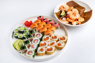 Beyaz arka planda suşi.