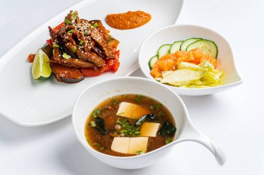 Beyaz arkaplanda Asyalı seti