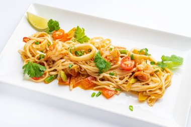 Kalamar ve sebzeli erişte.