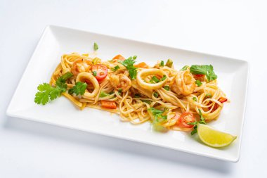 Kalamar ve sebzeli erişte.