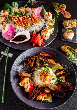 Siyah arkaplanda Asyalı seti