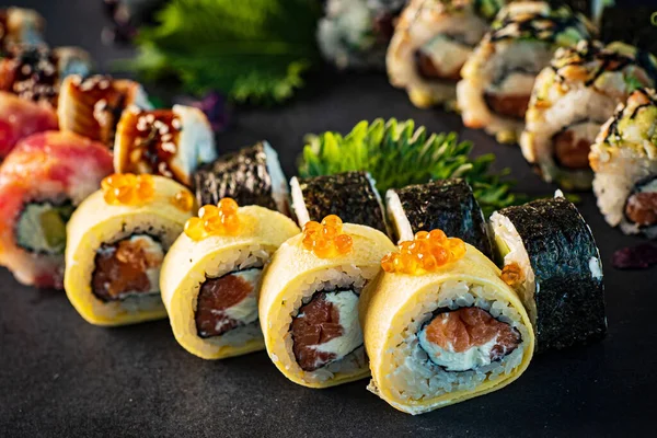 Sushi Impostato Sullo Sfondo Nero — Foto Stock