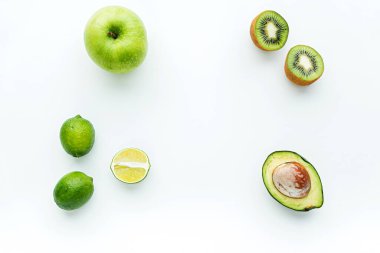 Beyazın üstünde taze meyveler