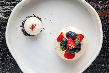 Vanilyalı krema ve taze böğürtlen