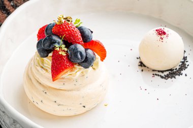 Vanilyalı krema ve taze böğürtlen