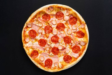 Siyah arka planda lezzetli bir pizza.