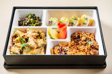 Kutuda Japon yemeği var.