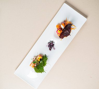 Japon tabağında Japon yemeği.