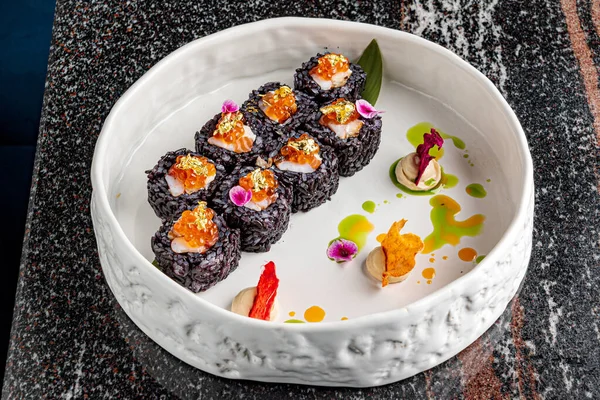 Sushi Criativo Com Ouro Pétalas — Fotografia de Stock