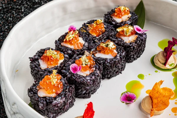 Sushi Creativo Con Oro Pétalos —  Fotos de Stock
