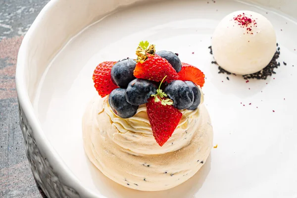 Merengue Vainilla Con Bayas Frescas — Foto de Stock