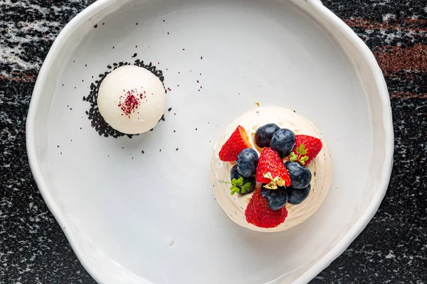 Vanilla Meringue Fresh Berries — Stock Photo, Image