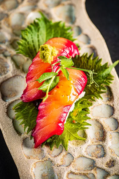 Sashimi Atún Con Hojas Perilla —  Fotos de Stock