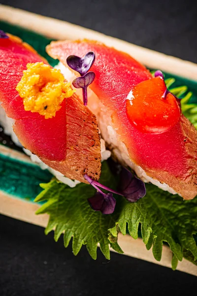 Sashimi Atum Com Folhas Perila — Fotografia de Stock