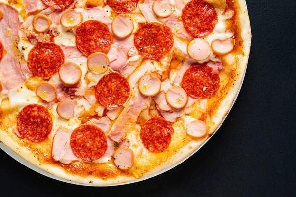 Lekkere Pizza Zwarte Achtergrond — Stockfoto