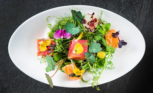 Fresh Salad Fish Flower Petals — Stock Photo, Image