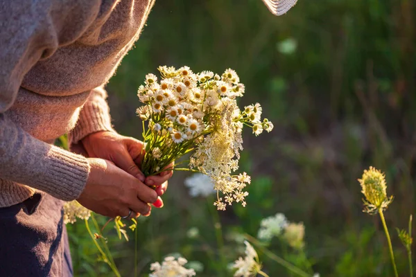 Mujer Con Flores Estilo Cottagecore — Foto de Stock