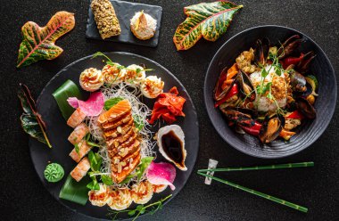 Siyah arkaplanda Asyalı seti