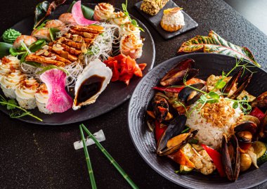 Siyah arkaplanda Asyalı seti