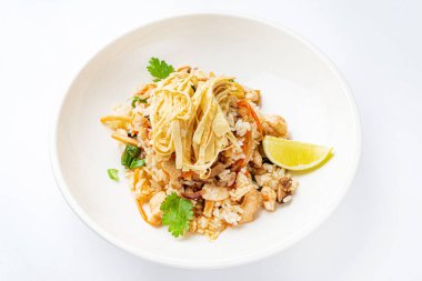 Kızarmış pilav ve sebze.