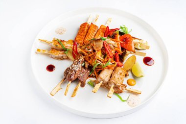 Beyaz tabakta et ve balık kebabı