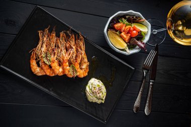 Siyah zemin üzerinde ızgara karides, üst görünüm