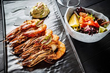 Siyah zemin üzerinde ızgara karides, üst görünüm