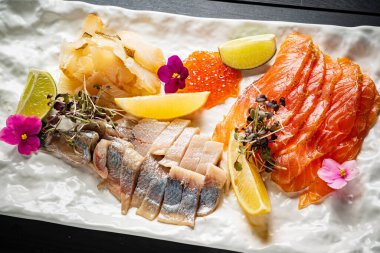 Limonlu ve havyarlı balık tabağı