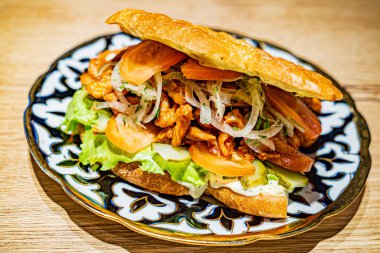 Et ve sebzeli lezzetli sandviç.