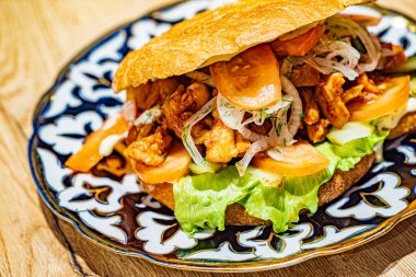 Et ve sebzeli lezzetli sandviç.