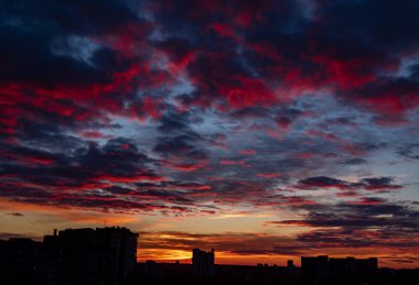  Gün batımında bina silueti