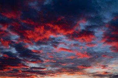  Gün batımında bina silueti