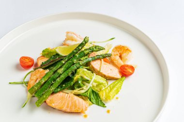 Karides ve balıklı deniz ürünleri salatası.