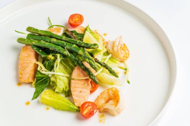 Karides ve balıklı deniz ürünleri salatası.