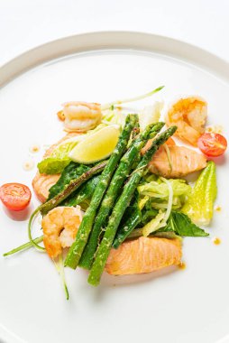 Karides ve balıklı deniz ürünleri salatası.