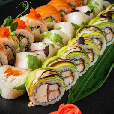 Siyah arkaplanda suşi var.