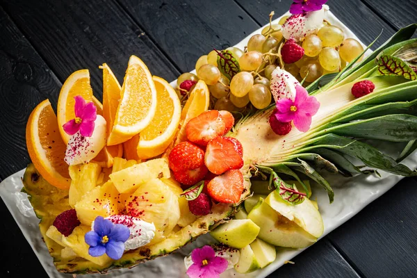 Fruta Fresca Bayas Con Flores Comestibles — Foto de Stock