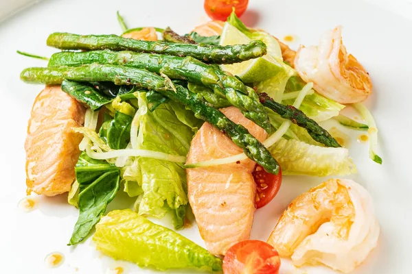 Fischsalat Mit Garnelen Und Fisch — Stockfoto