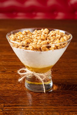 Panna cotta ile bal ve kurabiye.