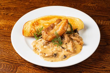 Pastırmalı ve otlu gözleme.