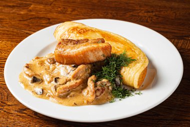 Pastırmalı ve otlu gözleme.