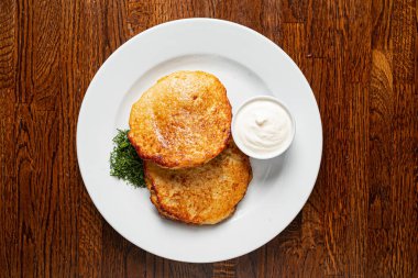 Ekşi kremalı patates gözlemesi.