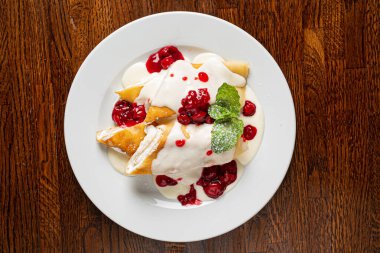 Krem peynirli ve reçelli krep.