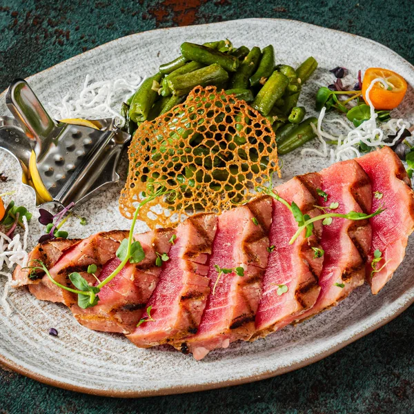 Tuňákový Steak Zelenými Fazolemi — Stock fotografie
