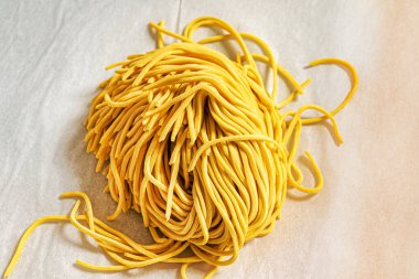 Ramen için ev yapımı çiğ erişte.