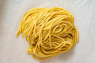 Ramen için ev yapımı çiğ erişte.