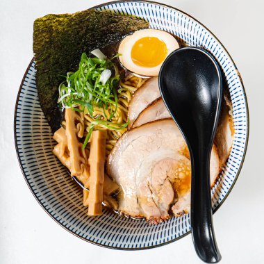 Domuz etli soya soslu ramen.