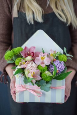 Ellerinde güzel bir buket