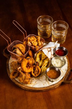 bira tabakası ahşap arka planda