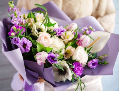 Ellerinde güzel bir buket